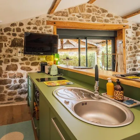 La Chomotte Guest house *